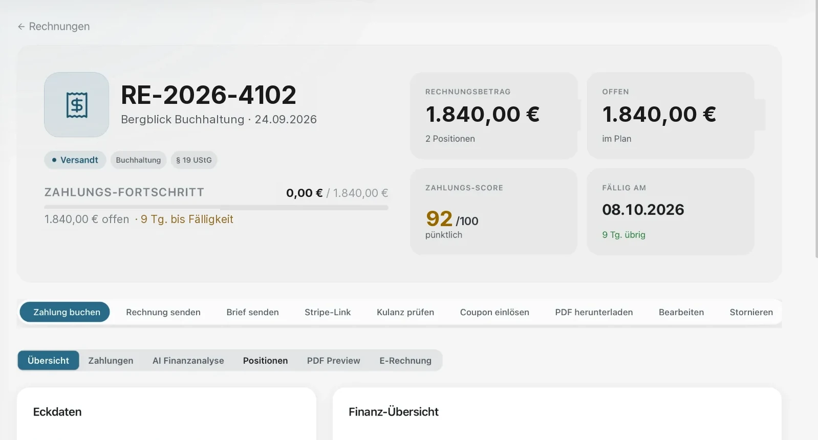 Rechnungsansicht in CXHUB mit Zahlungs-Score, Fälligkeit und Aktionen, anonymisierte Ansicht