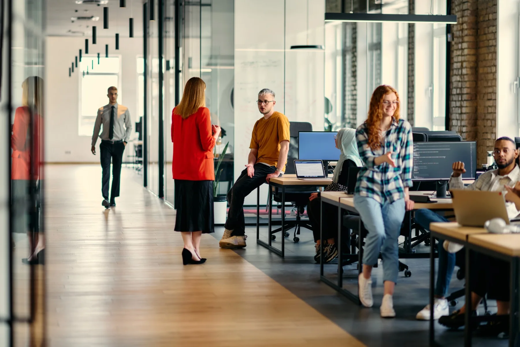 Team arbeitet im Büro gemeinsam an Kundenvorgängen